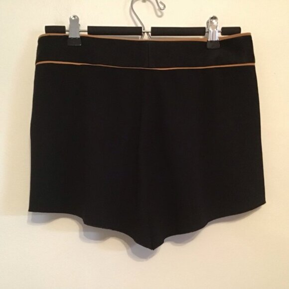 Aritzia t.Babaton Black with Gold Trim with pockets Shorts - Picture 4 of 4